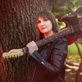 Karin Rabhansl mit Gitarre
