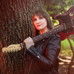 Karin Rabhansl mit Gitarre